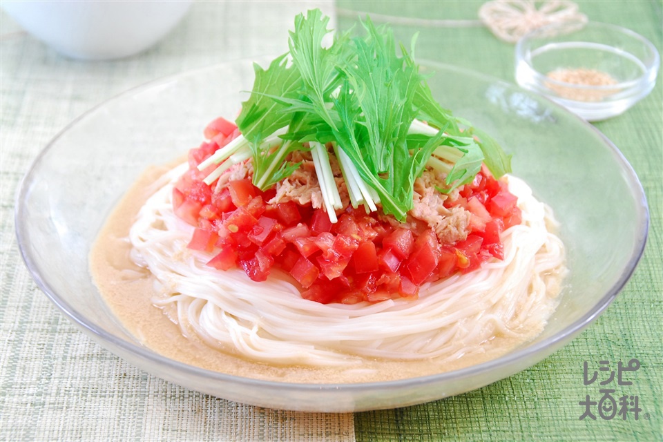 🍅トマトそうめん🍅 作る人結構いそうな気がするんだけど 私のレシピは麺つゆ無しで作るレシピです☺️ めんどい人はまぁ 麺つゆぶっかけるよね🤣👍その場合レシピの意味無し！😇 ▷材料 2人分 ・素麺 200g ・トマト 1.5個 大玉だと思った・ツナ缶 1缶 ・あれば大葉 5