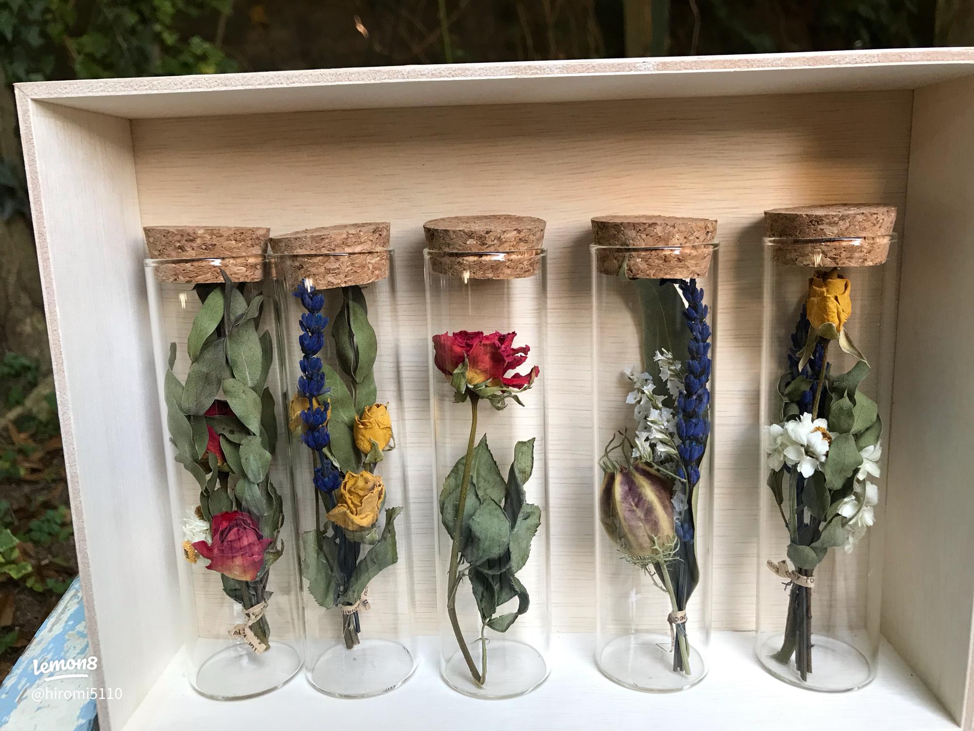 セリアがやばーーい！！ めっちゃカワイイ新商品がたくさん出てました🥳 今回ご紹介するのは ブリザドライフラワーミニボトル ¥110ピンク・ホワイトと何色だ？梅色？ww の3色 花の個体差かなりあるので 購入するときはよぉ〜く見てね♡ パケも台紙もカワイイし底が