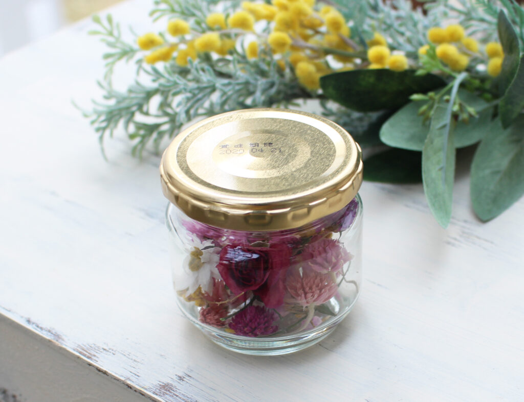 100均の光る石とドライフラワーを瓶詰めにしてみました。お花はヘテロフィラとミニバラが可愛くておススメ！らしくらし