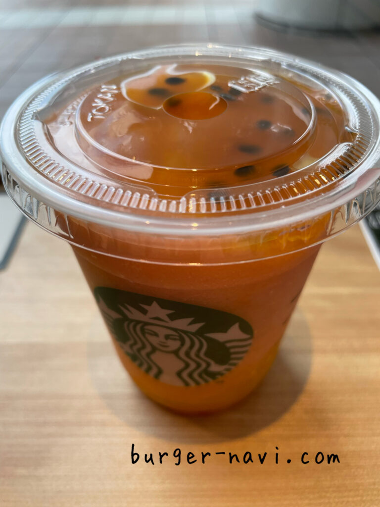 マンゴーパッションティーフラペチーノ ⁡ ⁡ マンゴー×いちご×メリークリーム🧡❤️ ⁡ 12月入ってから1杯目のフラペチーノ✨久しぶりすぎてクッキー🐻忘れた日、、😭 さっぱり系の気分でマンゴーに♡ いちご果肉1杯ブレンドしてもらったら 少し色が濃くなった