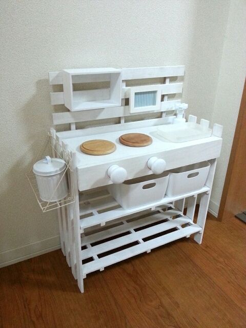 段ボールでおもちゃのキッチンを作ってみました！, 本物みたいなシンクと蛇口で、子どもはもちろん大人もテンション上がること間違いなし！,みなさんも何かおもちゃDIYをしたことがありますか？コメントで教えて下さい♪, ⠀,ダンボールで！ままごとキッチンの作り方 , ⠀, ■材料,・段ボール, ・ボウル, ・ポンプボトル, ・ガス台シート, ・ペットボトルの蓋, ・コースター, ・タオル,
