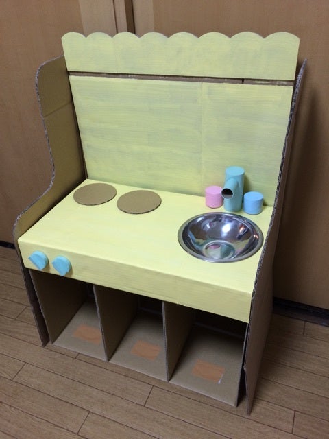 本当に段ボール製！？2歳娘のために母親が手作りした“キッチン”がすごすぎる レンジ開けるとライトも点灯FNNプライムオンライン