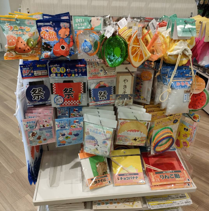 100均セリア『縁日』グッズまとめ！2024年も種類豊富！おうちでお祭り気分を楽しめるヨーヨー風船、屋台ごっこもオススメ