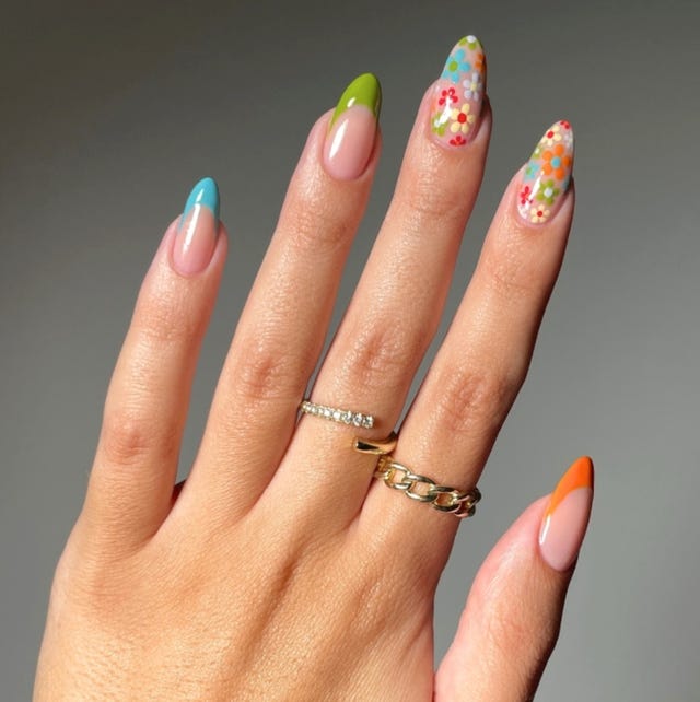 バレンタインマカロン2025♡ ダスティピンクと赤寄りのワインレッドの2色のマカロンで、落ち着いた色合いの大人可愛いBOXとなっております💖BOX内容左上1段目 ＊生キャラメルショコラ くまさん＊メープルショコラ プレゼント＊ドバイチョコ ピスタチオチョコ