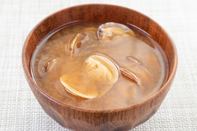 今回は「砂抜き10分家事の時短術」についてお伝えしました！, アサリの砂抜きって2〜3時間かかってて, 面倒くさかったけど、これならめちゃラク✨,まずは熱湯と水1：1で50度のお湯を作る, アサリをIN, 3分待って口が少し開いたら, こすり洗いして10分放置, 水でキレイに洗い流すと,砂がゴッソリ！, 調理すると口がパかっと開くよ, 参考になったらいいね❤️保存、よろしくお願いします👍,