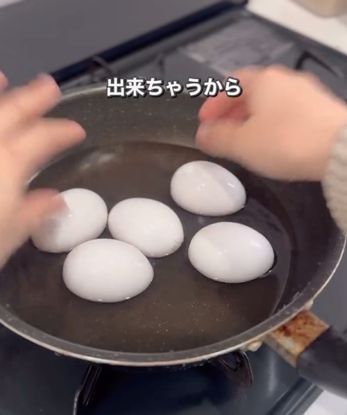 水は1cmでOK！フライパンで作る半熟ゆで卵