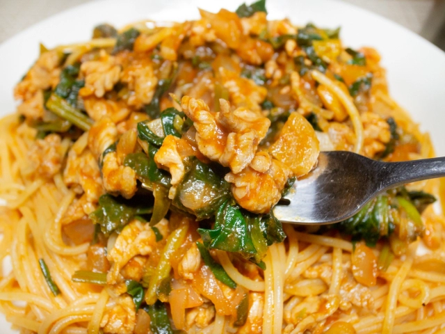 ランチ！豚バラ肉とトマトと法蓮草のパスタ