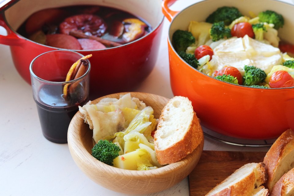 ル・クルーゼ公式レシピ ﻿ フルーツピザ﻿ ﻿ フライパンを活用して焼き上げる、ホームパーティーにもピッタリのデザートピザです。﻿ ﻿ 材料 ﻿1台分TNS シャロー・フライパン 20㎝ 使用 ﻿ ﻿ 強力粉 50g﻿ 薄力粉 50g﻿ ココアパウダー 小さじ2﻿ ドライイースト小さじ1