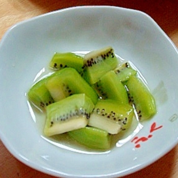 きな粉で栄養UPメニューです😇 ※酸っぱいキウイフルーツもヨーグルトときな粉で食べやすくなります！きな粉で栄養UP！キウイヨーグルト□材料 2個分キウイフルーツ：15g ヨーグルト：20g きな粉：3g □作り方 1 キウイフルーツの皮を剥き、種がない部分を食べ