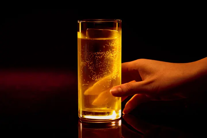 バーテンダーがカクテル グラスに氷を冷却の写真素材・画像素材 Image 74813270