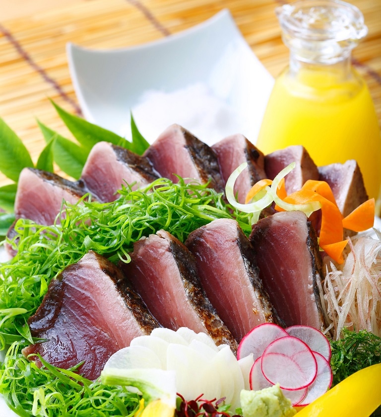 伝説の漁師が太鼓判を押す！ 伝統の一本釣りカツオを藁で焼いた「藁焼き鰹たたき2節セット」日本全国お取り寄せ手帖