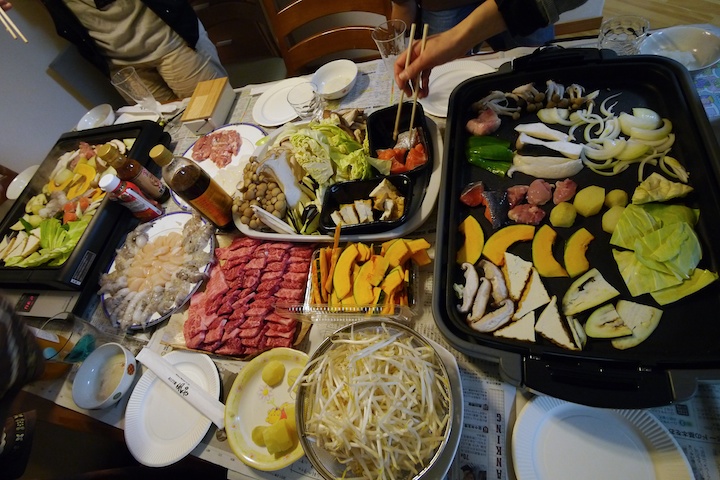 家飲みで確実にテンションが上がる、ラクウマなホットプレートおつまみレシピ - メシ通ホットペッパーグルメ