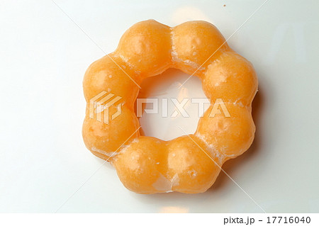 新しいイラストです！🖌 ミスタードーナツのポンデリングのイラストを描きました。ミスドに行く時は毎回必ず買います！ I drew anillustration of Mr. Donut's Ponderings. Every time I go to misterdonut Ialways buy one!artfoodillustrationdrawing