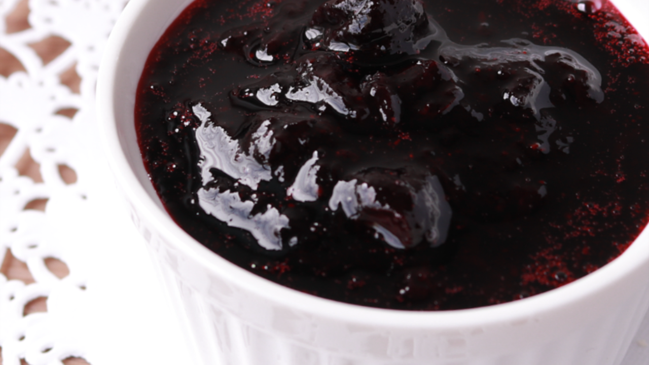 材料2つ 混ぜて冷やすだけ！ジャム瓶そのままブルーベリーアイス作り方！, 材料 , ◯ブルーベリーアイス, ・ブルーベリージャム50g,・生クリーム100ml, 1.ジャムに生クリームを入れて振り混ぜる。, 2.冷凍庫で冷やし固める。, 3.スプーンで崩し混ぜる。,Ingredients: Blueberry ice cream, 50g blueberry jam, 100ml fresh