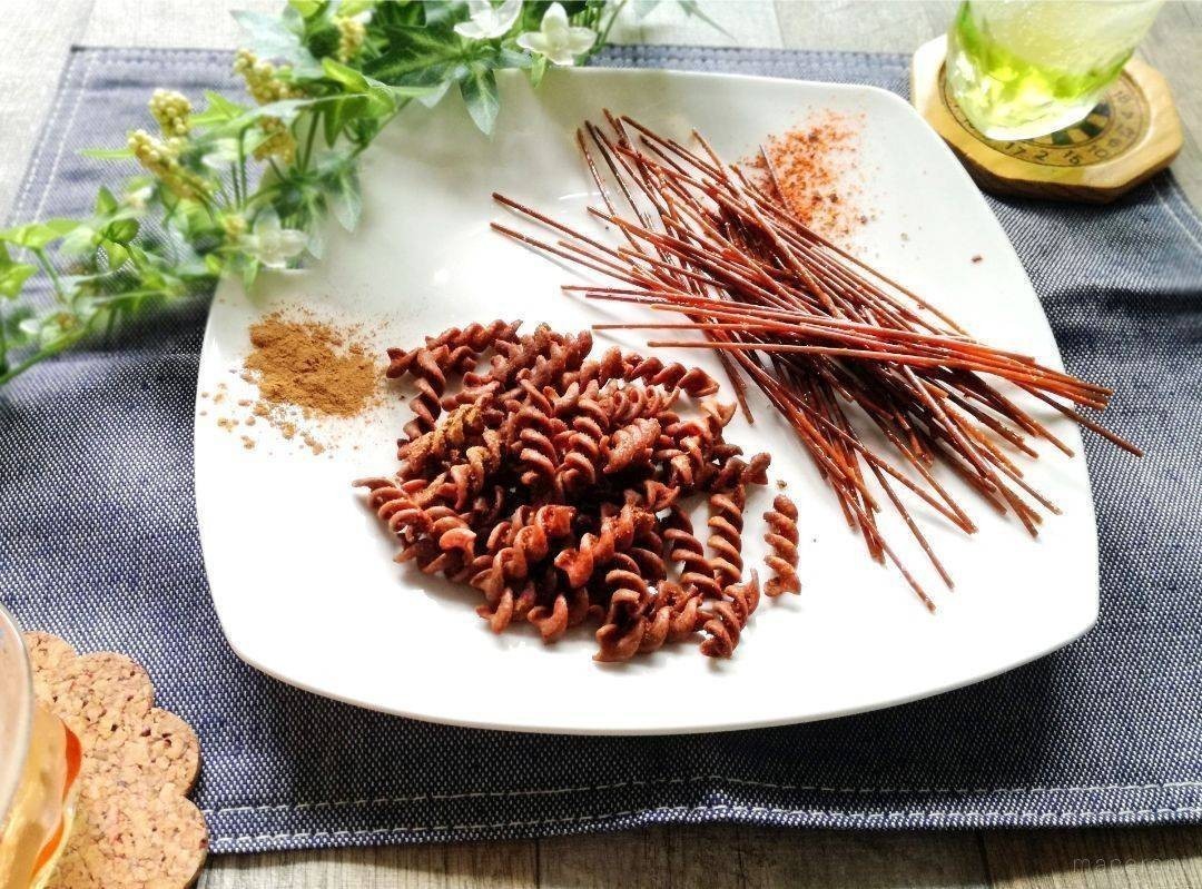 揚げずに簡単♪ 「 パスタスナック」 このレシピのポイントは↓の投稿文をチェックしてくださいね✨⁠ .⁠----------------------------------⁠ ✍️このレシピのポイントは ⁠ .⁠ ✔️おやつやおつまみにも✨⁠✔️カリカリ食感！⁠ ✔️お好みの調味料でアレンジするのも