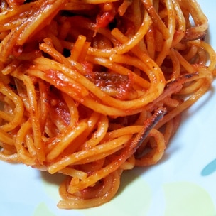 ワンパン牛乳ナポリタン🍝レシピ⏬ 👇動画での作り方はリールへ @___saaayan___ 牛乳を入れると まろやかなナポリタンになります😋ぜひお試しください🍝 お子様は絶対に好き👦 ▫️ 材料 ・パスタ 1束 ・水 350ml ・牛乳 100ml ・ウインナー ２本 ・ピーマン 1個