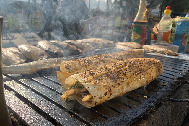 イスタンブール名物サバサンドを食べ歩き！ トルコB級グルメIstanbul：Turkish fish sandwich- YouTube