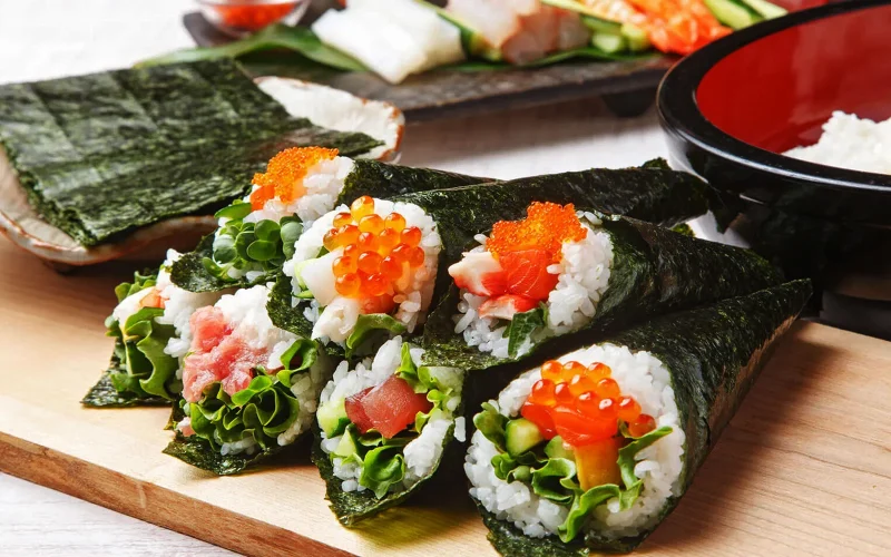 豪華手巻き寿司盛りです。 うに、あわび、本マグロトロ、カニ身、足赤エビおどり、などなど刺身さしみ