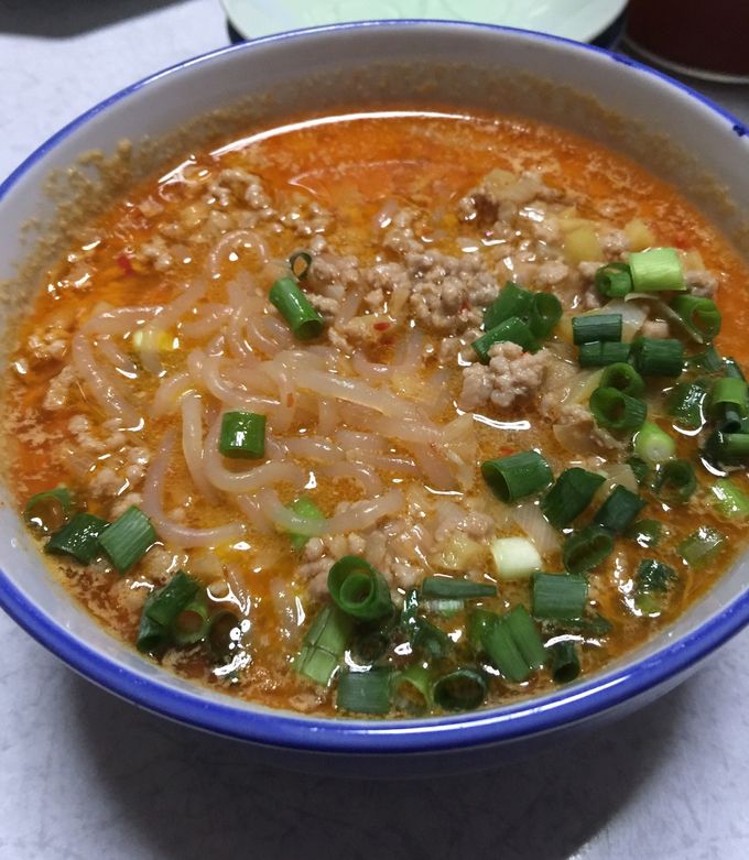 美味しいとヘルシーのナイス両立‼️白滝坦々麺 レンジであっという間に感性✊🏻白滝うまぁあああ！なります。飲んだ後の〆や夜食にも🤤罪悪感ゼロ🙌🏻すりごまと味噌、豆板醤で練りごまいらず♪ レシピ動画おうちごはんおつまみレシピダイエットヘルシーレシピダイエット飯白滝しらたきレシピ坦々麺