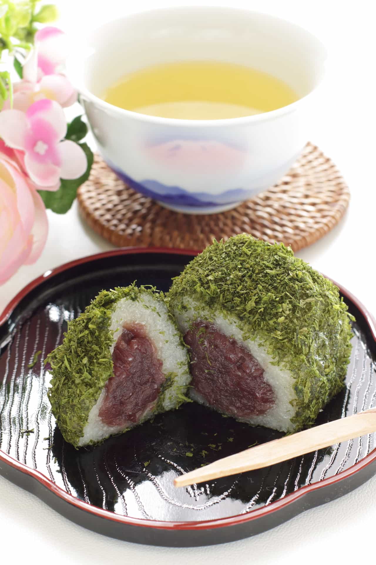 秋分の日、秋のお彼岸🍂 おはぎを作りました。手が軽く火傷です。笑 あんこ、きなこ、じゅうねん えごま の3色。 地域によっては緑色のずんだの餡のところもあるのかな。種類を食べたいので、ひとつずつは少し小ぶりに丸めました。おなかいっぱい。 今朝もキュッと冷え