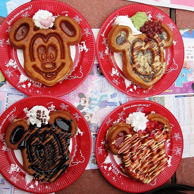 💞🦊🦋 . 香港ディズニーランド 📍 メインストリートマーケット で買えるリーナベル のワッフル🧇🦊💞可愛くて思わず買っちゃった🫶🏻💭 ワッフルの大きさと同じくらいの クリームがありがたいね🤣💞 美味しく食べきることができました🫶🏻 .このお店では 持ち歩き