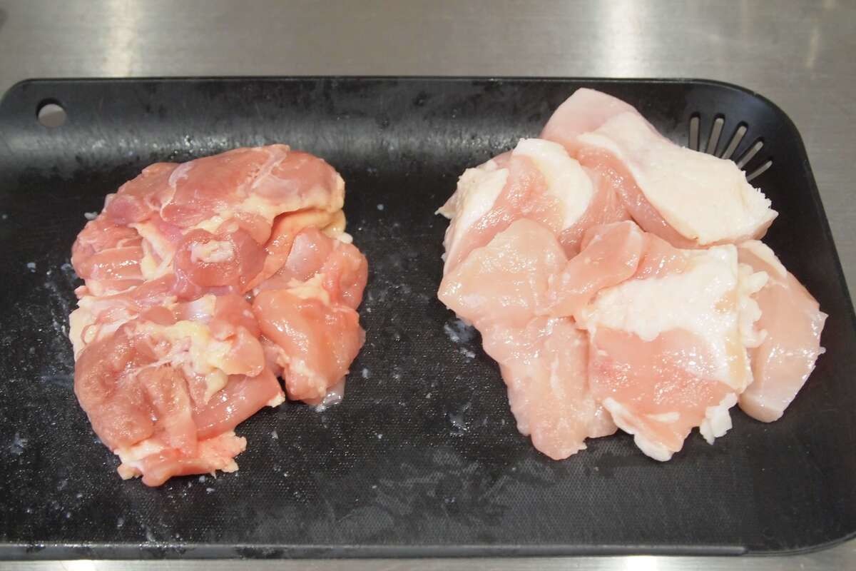 和田明日香さんの『チキン和田さん煮～大戸屋リスペクト～』 ①鶏肉 モモ150g、胸150g にフォークで数ヵ所穴を開けそぎ切りする②酒 大さじ1 と塩 小さじ1 2 を入れ揉み込む ③マヨネーズ 大さじ2 を入れさらに揉み込む ④味噌汁の昆布出汁を 1カップ とって鍋に入れ、酒