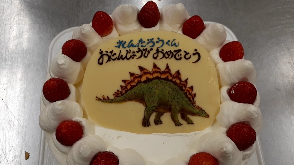 恐竜のバースデーケーキ☺️ * あらたくんお誕生日おめでとう✨ * リクエストはティラノサウルスとアロサウルスでした🐲🍃 *いつもリピート嬉しいです😊 * 今回もご注文ありがとうございました💞 * *誕生日ケーキ バースデーケーキ ケーキ キャラクターケーキ