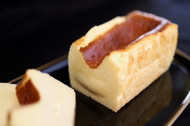 むすびのとろけるバスクチーズケーキ❣️ 毎週金曜日19時からと 毎週土曜日10時から ご予約開始です♫ 今週金曜日から新フレーバーの黒ごま バスクチーズケーキ発売開始です👏 和の雰囲気のむすびにピッタリの一品となっております。 是非ぜひお試し下さい♪ 広島駅