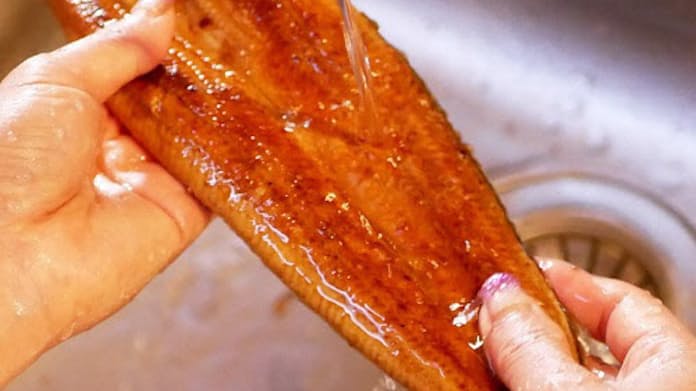 冷凍うなぎの美味しい食べ方, ひと手間かけてもっとふっくら美味しく！,材料 , 冷凍うなぎ・1尾, 酒・大さじ1,作り方 ,前の晩に冷凍庫から冷蔵庫へ移して解凍しておく。, ①うなぎをザルにのせ、熱湯を全体に回しかけて余分なタレとくさみを取る。,②すぐにキッチンペーパーで水気を拭き取る。, ③フライパンにクシャッとさせたアルミホイルを敷く。,