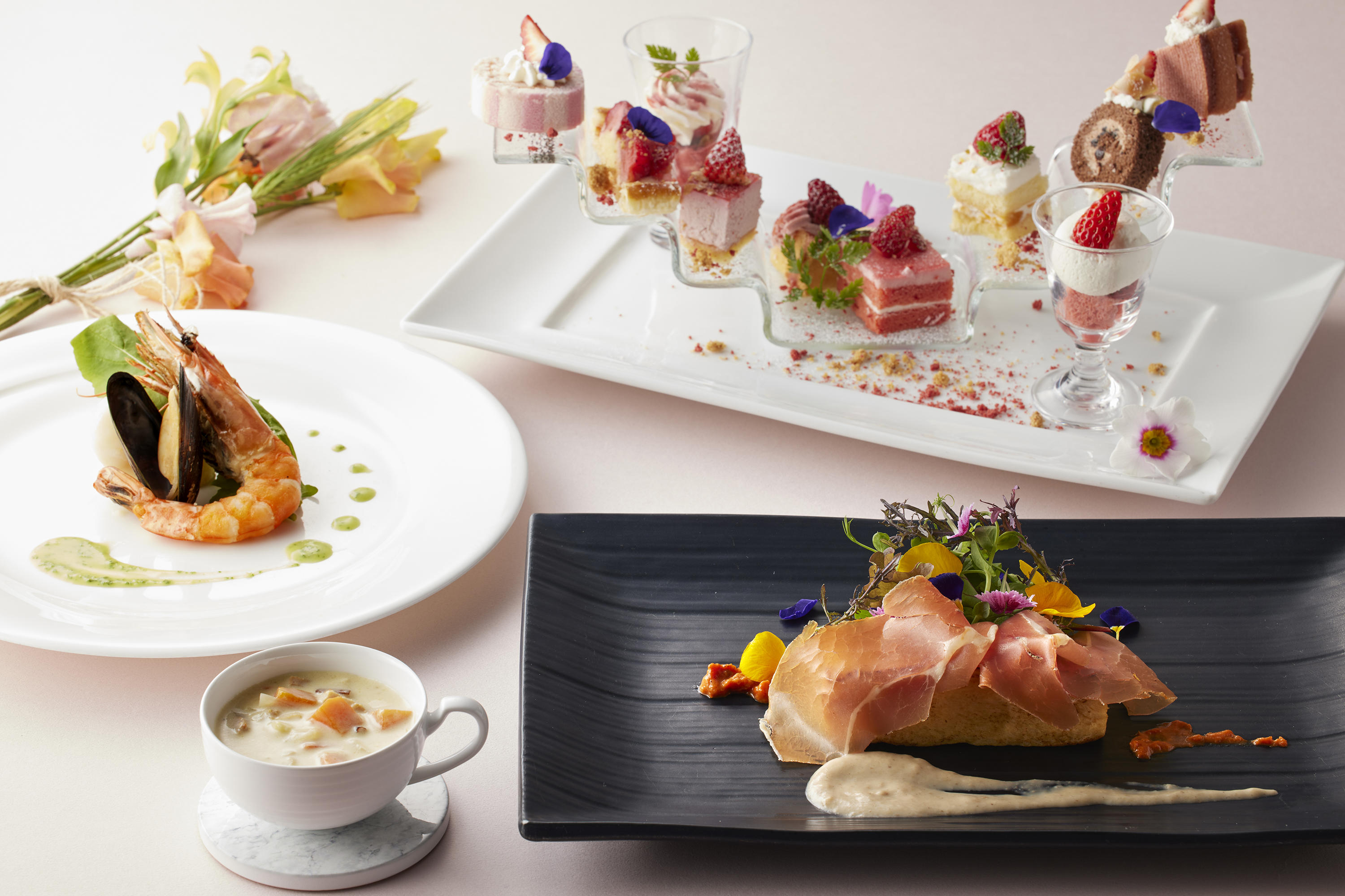 コンラッド東京“春の北欧”着想のベリースイーツビュッフェ、ベリータルトや北欧伝統料理 - ファッションプレス