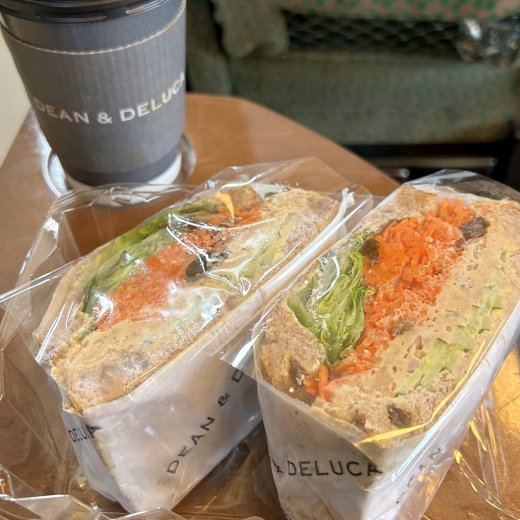 ローストチキン＆キャロットラペサンドイッチ＠ディーン＆デルーカ: ねこっぽきんぐだむニャ