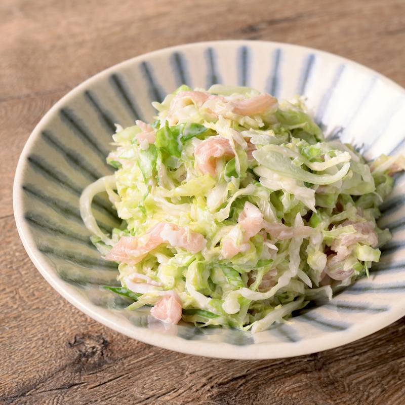 10分‼︎コールスローサラダ🥗 recipe止まらない美味しさ‼︎キャベツが沢山食べれます。玉ねぎ1 4個、人参1 2個キャベツ1 2個をメタルで次々みじん切りにしてボウルへ移していく。 塩ふたつまみ位まぶす。コーンとハムかベーコンなど入れて♪。 マヨネーズと酢を3対1