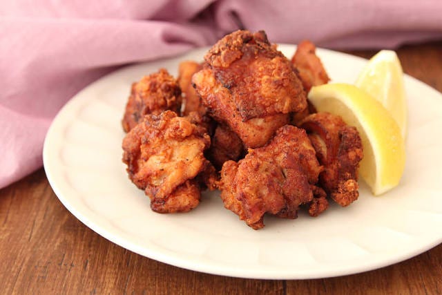 ○鶏の唐揚げ ①鶏肉1枚 250ｇ程度 を4cmほどの大きさに切り、ボウルに入れ、しょう油大さじ１、おろししょうがと、おろしニンニクを各小さじ1 2、日本酒小さじ１を加え、よく揉み込み下味をつける② フライパンに鍋底から１㎝くらいの油 直径21cmのフライパンの場合