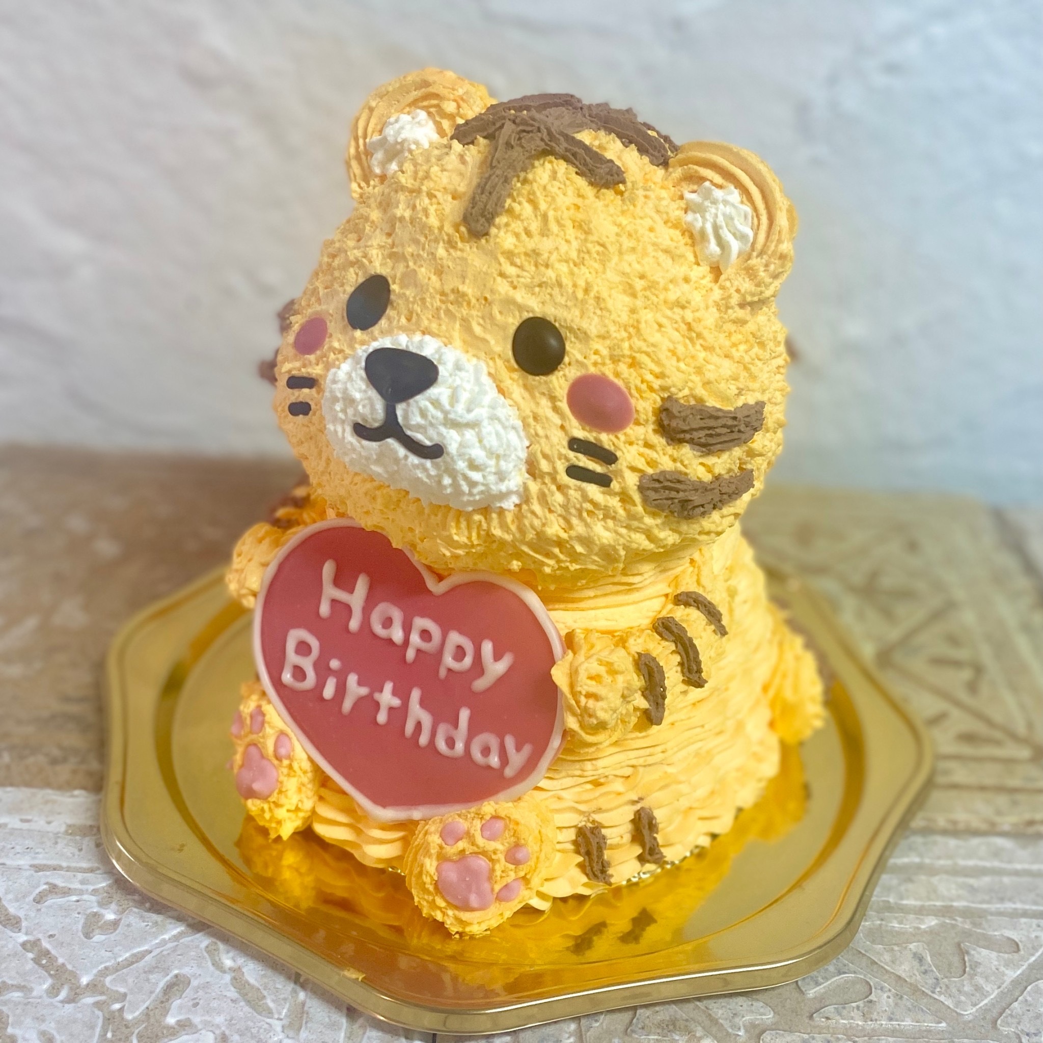 本日のオーダーは、動物いっぱいの足跡🐾ケーキ☺️ 誕生日をお祝いに来てくれた感じで、お子さんの好きな動物をのせました✨ 喜んでくれたかな😆6号サイズだから、おじいちゃんおばあちゃんもお祝いに駆けつけてくれたのかな？と想像してしまう😊 5歳おめでとう