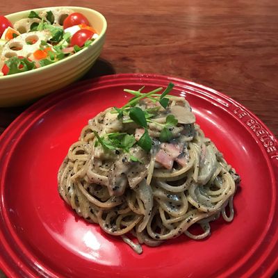 誰でもできる簡単盛り付け術-パスタ編-✍️ ①菜箸or細いトングにパスタをくるくる巻きつける②お皿の上でスライドするようにして菜箸or細いトングを外す ③お好みのトッピングをして完成 もう片方の手で支えるようにしてお玉を使うとやりやすい🌼写真は夏になると食べ