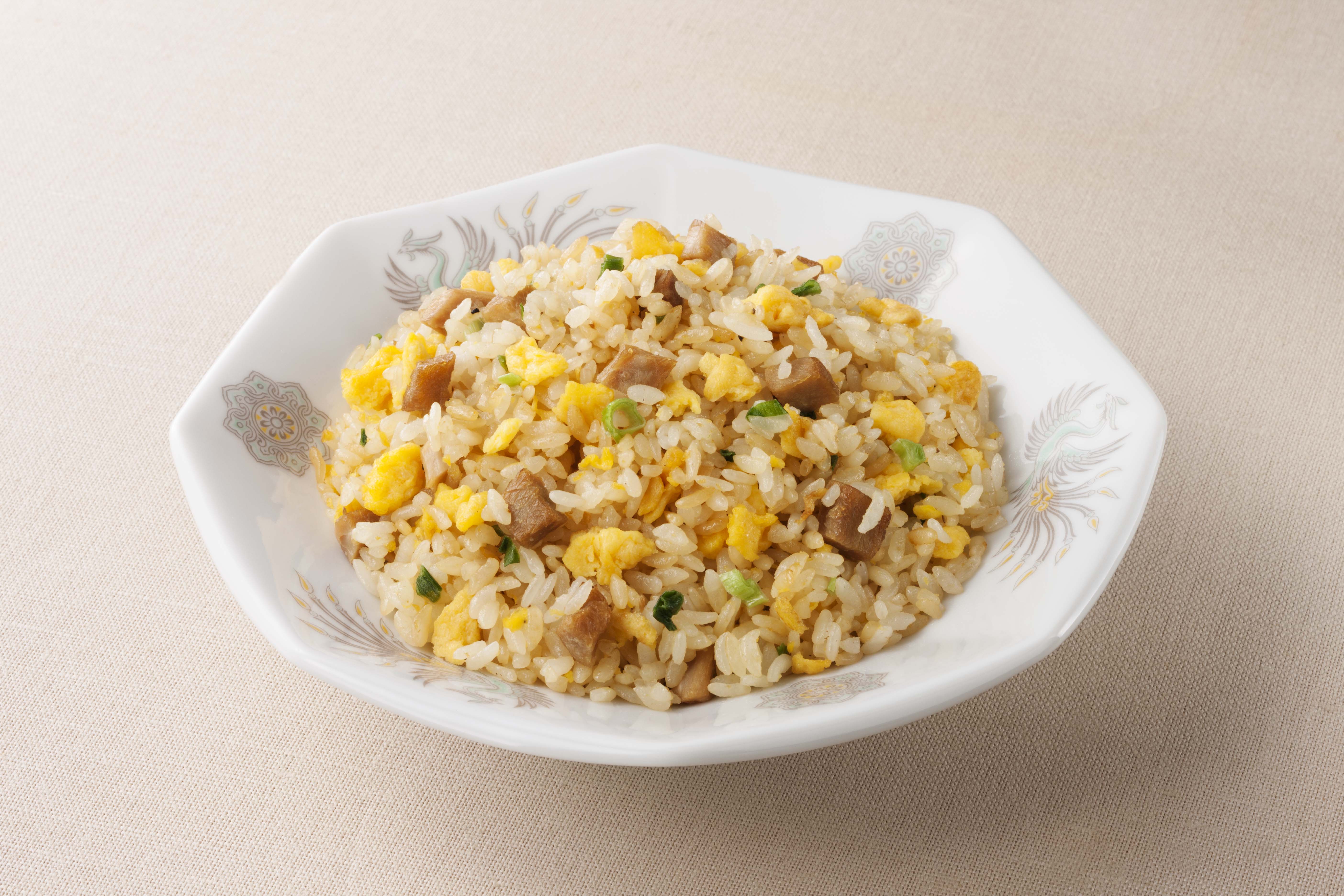 王道『チャーハン』の作り方！京都の行列店「ラーメン大中」 - YouTube