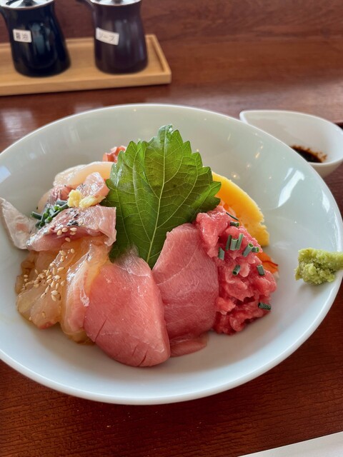 市場食堂まぐろとかめ ⁡ 仕事へ下関へ ⁡ ランチタイム前に入れた😋🍴💕 ⁡ すぐに満席🈵 ⁡ お高いだけあって美味しかった😋 ⁡ ⁡ 〇市場食堂まぐろとかめ ○ 〒750-0005 山口県下関市唐戸町５−５０ ○ 支払いは現金のみ 食券購入 ○ 観光客も多い ⁡ Google ↓↓↓https