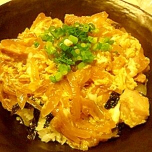 fu_funogohan2025.08 夫👨 ・親子丼 ・馬刺し ・じゃこキャベツのごま油あえ 今日は何かどんぶりが食べたい！とリクエスト。ふわふわたまごにしっとり玉ねぎ、 ぷりぷり鶏肉にお出汁がきいていてほっこり。 妊娠中避けていた生肉。 大好物の馬刺しで解禁しました