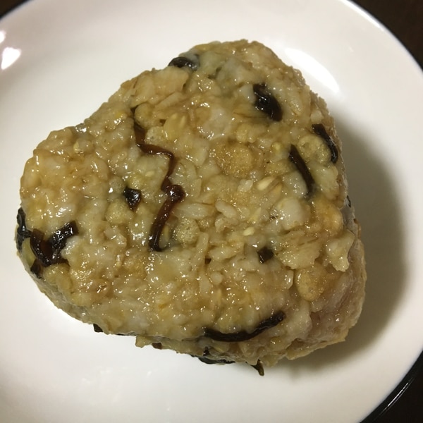 業務スーパーのオートミールを使った﻿ 悪魔のオートミールおにぎり🍙﻿ ﻿ ダイエットや美容のためじゃなく、﻿普通に食べたくなる美味しさです🤤♥️﻿ ﻿ ラップに包めば、お弁当にして﻿ 職場や学校に持って行くこともできますよ♪﻿ ﻿ごま油が入って緩めになるので