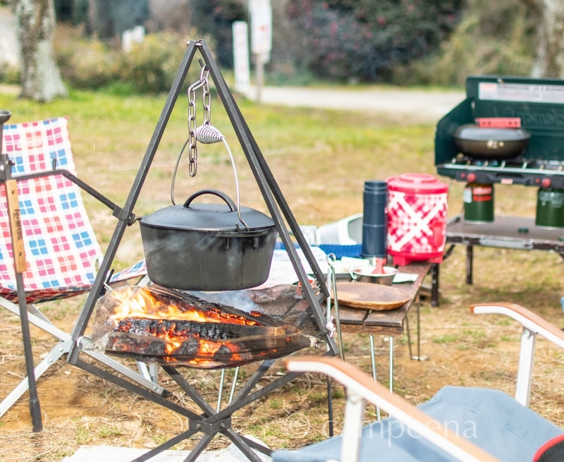 キャンプ飯 オーブン調理から燻製まで！4通りで使えるコンパクト薪ストーブが便利MADURO ONLINE マデュロオンライン