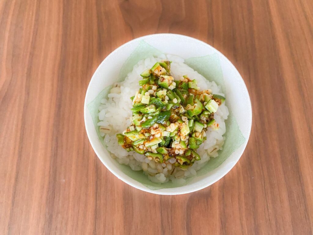 オクラを茹でてそのまま食べるのはもったいない。ピリッとした辛さがやみつきオクラでつくる5分レシピ