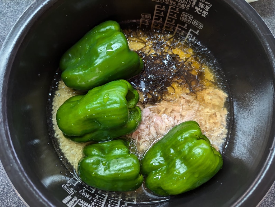 『我が家の無限塩昆布ピーマン』, 材料 2人分 , ピーマン 5個 200g , ツナ缶 1缶 70g , 顆粒鶏ガラスープの素 小さじ1,ごま油 大さじ1, 塩昆布 5g, 白いりごま 大さじ1, 鰹節 1袋 2g , 作り方,①ピーマンのヘタとタネを取りピーマンの繊維にそって5mm幅に切る。,