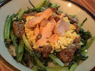 三色そぼろ丼 肉そぼろに卵と鮭の彩りをプラス！レシピオリーブオイルをひとまわし