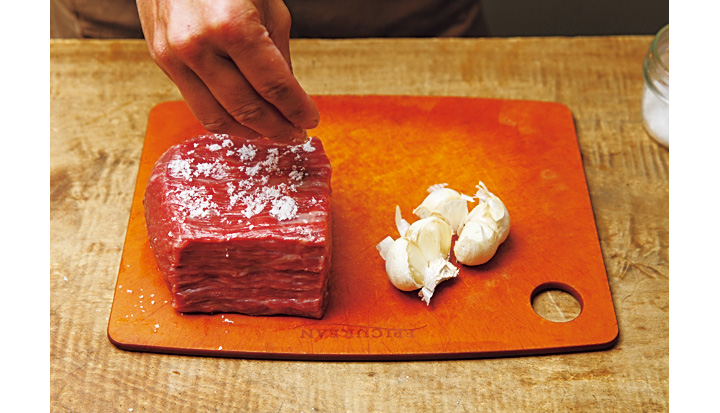 ダッチオーブンで作る絶品ローストビーフ 2種類の作り方を伝授！ アレンジレシピで翌日も楽しもう 2ページ目-ハピキャンキャンプ・アウトドア情報メディア