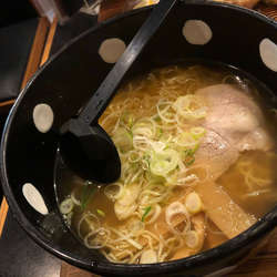 あかさたな寿限無亭 岐阜県岐阜市京風らーめん 616円、いそべ巻き 638円 2024.4.7-098たぶん小学生の頃、母親に連れられて以来の再訪。 こってりパワフルが主流の京都ラーメンと正反対、他県民が勝手に抱く「京風」を体現したあっさりスープ。紅生姜をどこで使う