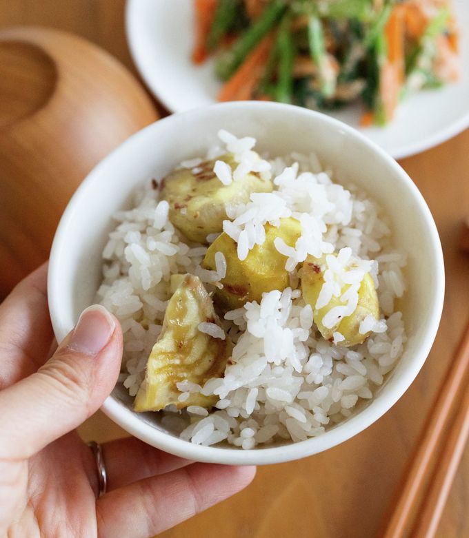 炊飯器でつくる🌰「 栗おこわ」このレシピのポイントは↓の投稿文をチェックしてくださいね✨,----------------------------------, ✍️このレシピのポイントは , ✔️ほくほく甘い栗 🌰,✔️炊飯器に材料を入れるだけ✨, ✔️塩麹をつかっているのでふっくら😋, ----------------------------------,