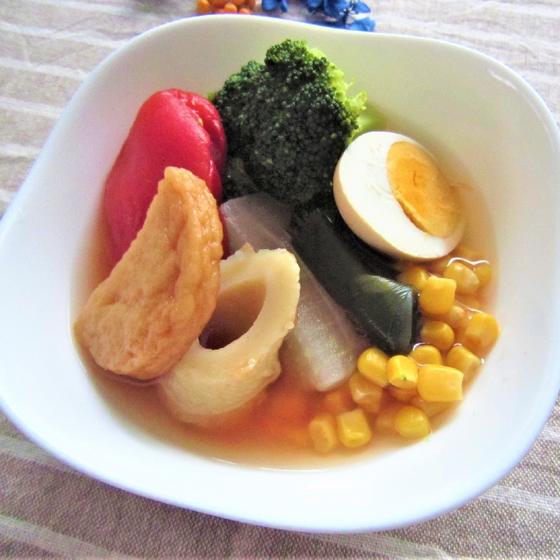 看板メニュー もちろんオススメ ポトフの盛り合わせ 野菜と鶏の旨みの効いたスープの「洋風おでん」です。鶏の手羽元、7〜8種の野菜の盛り合わせとなっております。 スパークリングワイン、白ワイン、冷酒などにピッタリです。特製の柚子味噌を付けると、赤ワインとも