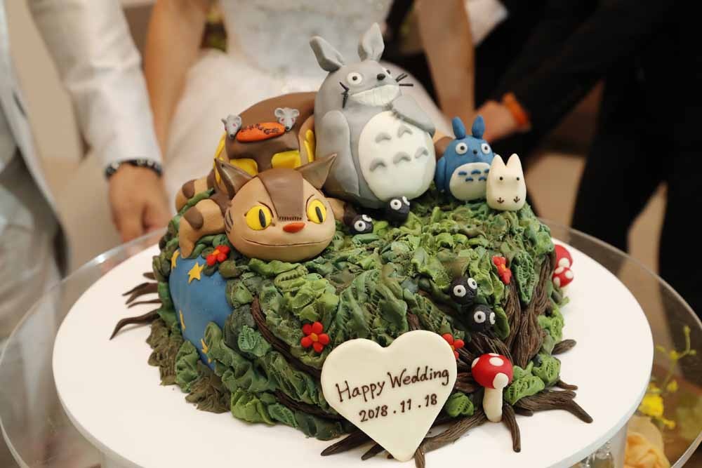 ウエディング ケーキに新郎新婦の人形面白い人形スイート豪華な結婚式の白いケーキに飾られています - 結婚のストックフォトや画像を多数ご用意 - 結婚,おもちゃのこま, お祝い - iStock