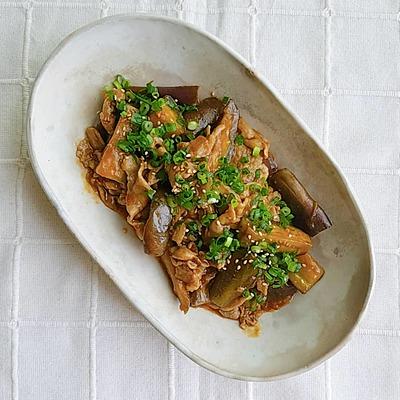 □香味漬け ＜作り方＞ ① なす ３本 を厚めの輪切りにする ② しょうが １片 、にんにく ３片 、ネギ １０cm をみじん切りにして、しょう油 大さじ３ 、みりん 大さじ３ 、酢 大さじ４ 、砂糖 大さじ２ と和えて 香味だれを作る。 ③ ①を素揚げにし