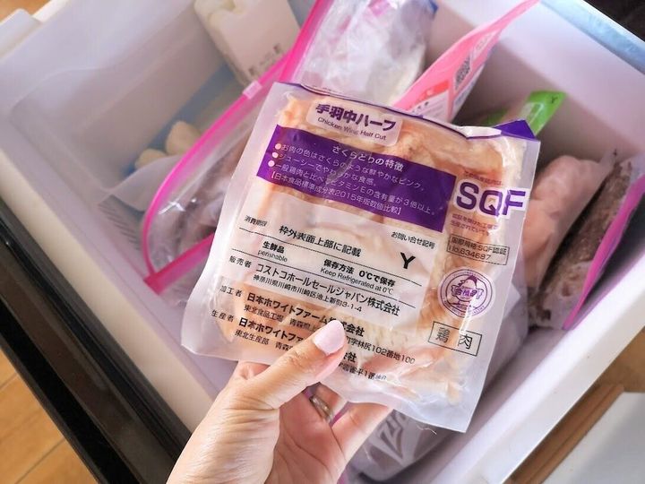 まごわやさしいMyレシピ🍗ピリ辛チキン🍗 コストコの手羽中は手羽先の骨の部分をカットしているので 肉厚な手羽中です 同じくコストコで購入したシアッチョは韓国の調味料豆板醤より辛さは控えめなので 少し入れてもお子さんでも 召し上がれちゃいます 大きな入れ物に